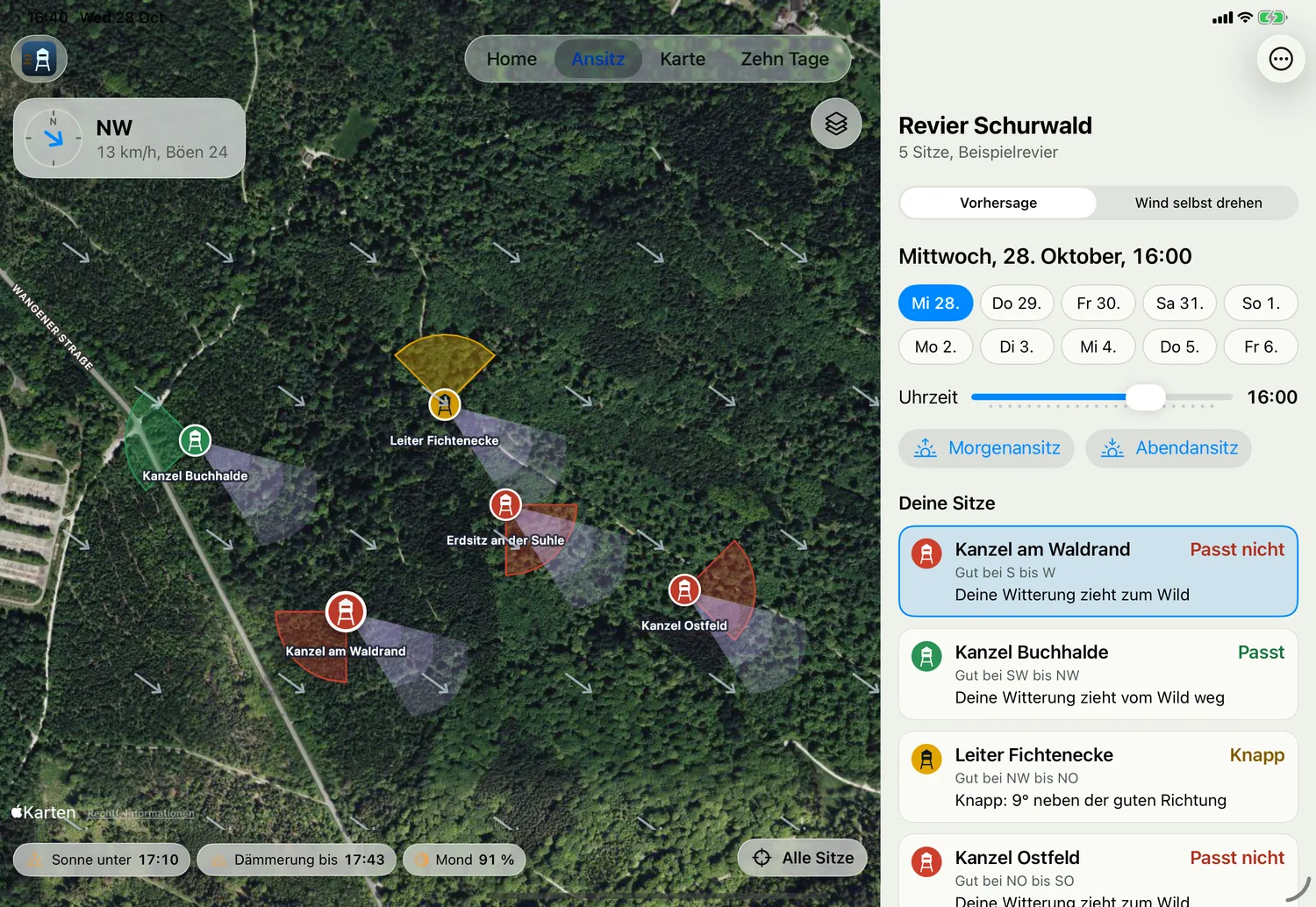 Ansitzwind auf dem iPad, Mittwoch, 28. Oktober, 16 Uhr: Wind aus Nordwest, 13 km/h, Böen 24. Auf der Luftbildkarte zeigen Pfeile, wohin der Wind weht, und von jedem Sitz zieht die Witterung als helle Fahne weg. Rechts die Sitzliste: Kanzel Buchhalde passt, Leiter Fichtenecke knapp, Kanzel am Waldrand, Kanzel Ostfeld und Erdsitz an der Suhle passen nicht.