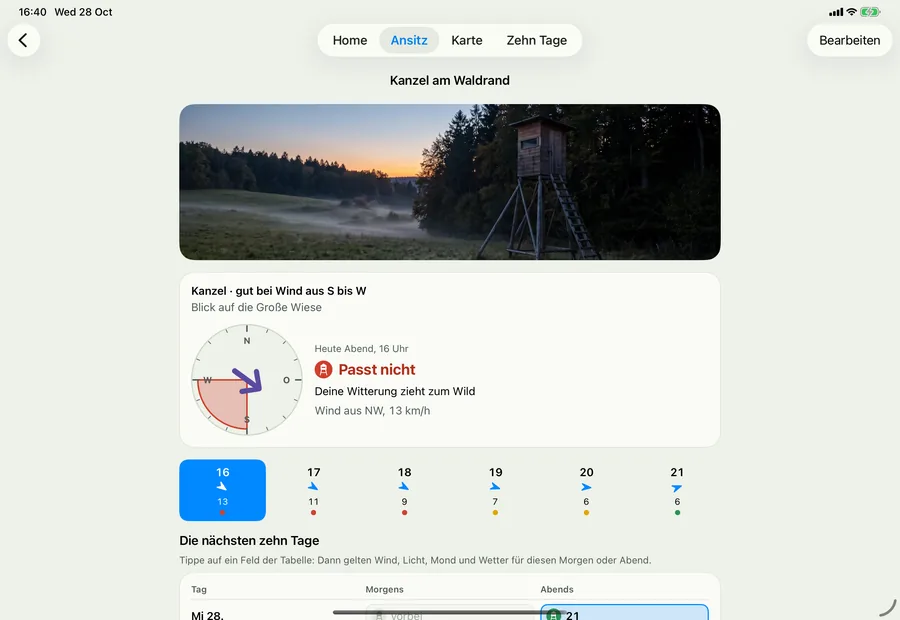 Ansitzwind auf dem iPad: Seite der Kanzel am Waldrand, oben breit das Foto des Hochsitzes am nebligen Waldrand, darunter Kompass, Fazit „Passt nicht“ und die Stunden von 16 bis 21 Uhr.