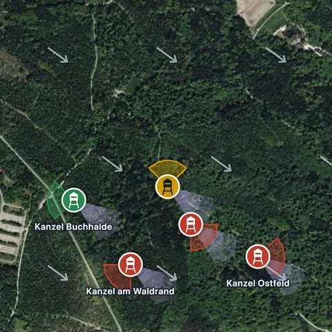 Dieselbe Stelle als Satellitenbild ohne Ortsnamen, nur Wald, Wiesen und die Sitze.